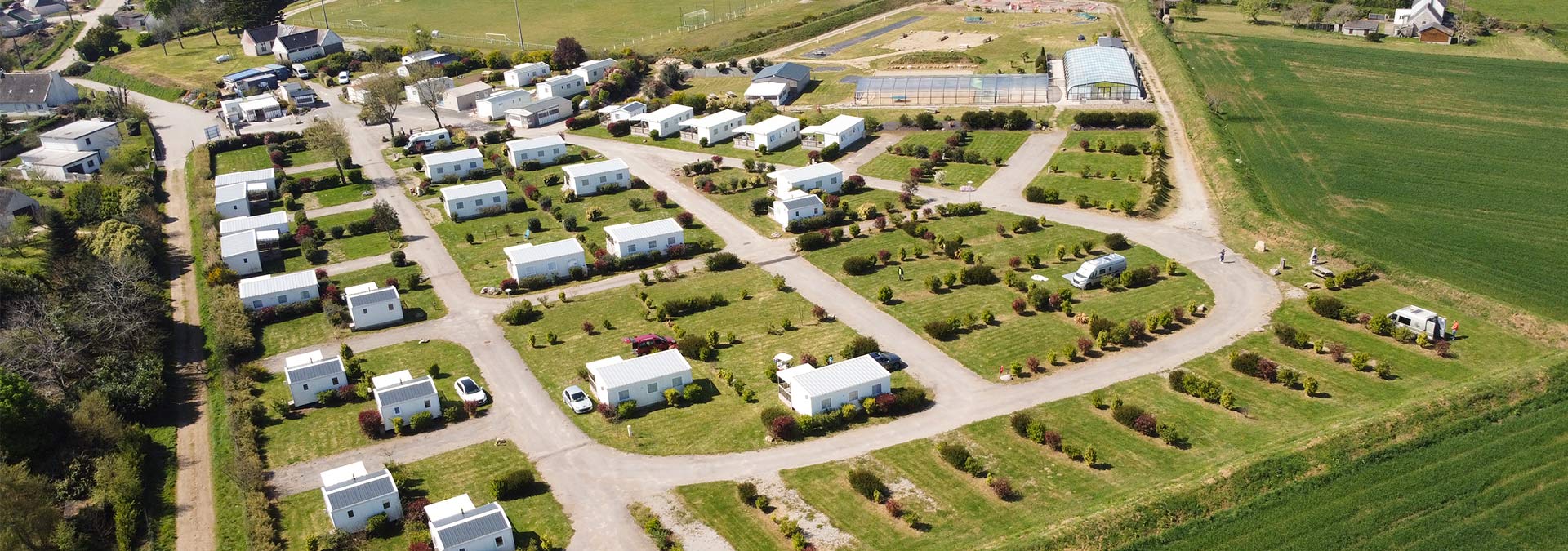 camping lizoe entre pierres et mer